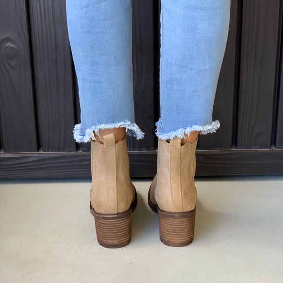 NIB Tan Leather Distressed Rugged Block Heel Boot - Picture 5 of 8